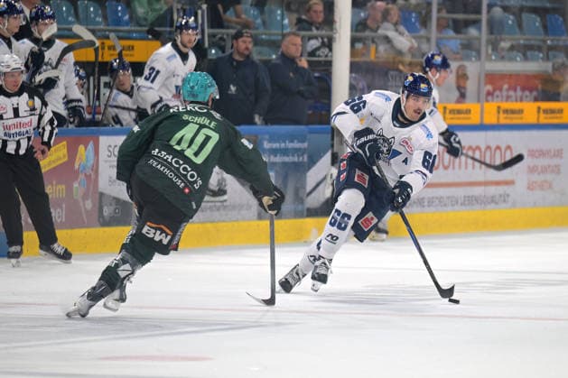 Darren Mieszkowski (EC Kassel Huskies, 66) am Puck im Zweikampf mit Tim Schuele (Bietigheim Steelers, 40) Bietigheim Steelers vs. EC Kassel Huskies, Eishockey, DEL 2, 06.Hauptrundenspiel, Saison 2026 2027, 04.10.2026 Bietigheim Steelers vs. EC Kassel Huskies, Eishockey, DEL 2, 06.Hauptrundenspiel, Saison 2026 2027, 04.10.2026 Bietigheim Copyright: xEibner-Pressefotox EP_TBR