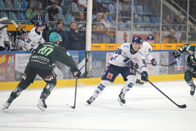 Darren Mieszkowski (EC Kassel Huskies, 66) am Puck im Zweikampf mit Tim Schuele (Bietigheim Steelers, 40) Bietigheim Steelers vs. EC Kassel Huskies, Eishockey, DEL 2, 06.Hauptrundenspiel, Saison 2026 2027, 04.10.2026 Bietigheim Steelers vs. EC Kassel Huskies, Eishockey, DEL 2, 06.Hauptrundenspiel, Saison 2026 2027, 04.10.2026 Bietigheim Copyright: xEibner-Pressefotox EP_TBR