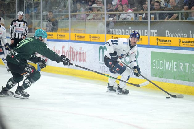 Brendan O Donnell (EC Kassel Huskies, 91) am Puck im Zweikampf mit Arne Uplegger (Bietigheim Steelers, 77) Bietigheim Steelers vs. EC Kassel Huskies, Eishockey, DEL 2, 06.Hauptrundenspiel, Saison 2026 2027, 04.10.2026 Bietigheim Steelers vs. EC Kassel Huskies, Eishockey, DEL 2, 06.Hauptrundenspiel, Saison 2026 2027, 04.10.2026 Bietigheim Copyright: xEibner-Pressefotox EP_TBR