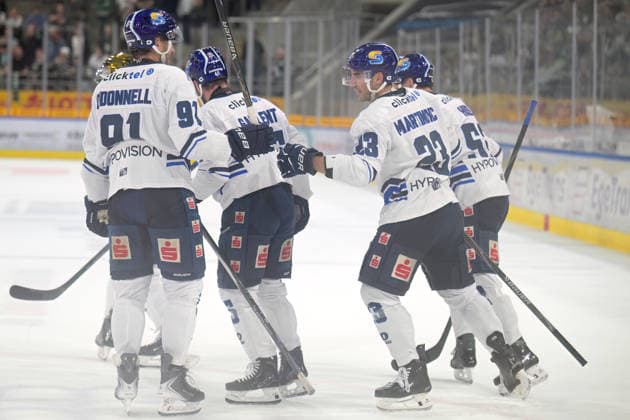 Jubelt nach dem Tor zum 0:1 der beim EC Kassel Huskies Jimmy Martinovic (EC Kassel Huskies, 23) und seinen Kollegen auf dem Eis Bietigheim Steelers vs. EC Kassel Huskies, Eishockey, DEL 2, 06.Hauptrundenspiel, Saison 2026 2027, 04.10.2026 Bietigheim Steelers vs. EC Kassel Huskies, Eishockey, DEL 2, 06.Hauptrundenspiel, Saison 2026 2027, 04.10.2026 Bietigheim Copyright: xEibner-Pressefotox EP_TBR