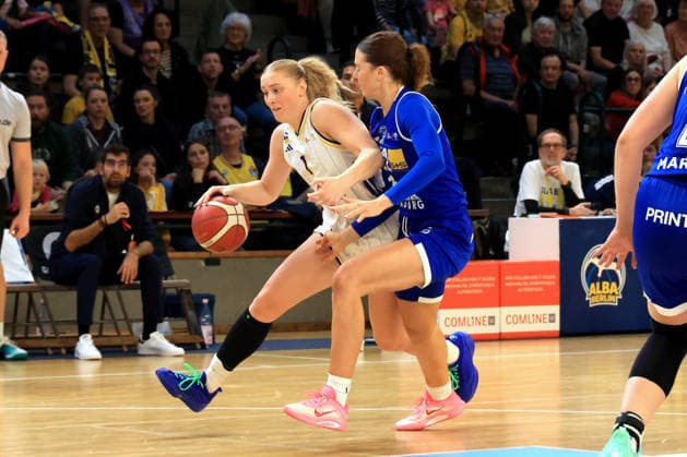 04.10.2026, Deutschland, GER, DEU, Basketball, DBBL,1.Bundesliga, 1.Tag, Saison 2026 2027, Berlin, ALBA Berlin vs Marburg Tara Wallack ( ALBA Berlin 1 ), Amelia Sophia Hassett ( BC Marburg 22 ) nordphoto GmbH Engler Berlin Soemmeringhalle Berlin Deutschland Copyright: xNordphotox xEnglerx