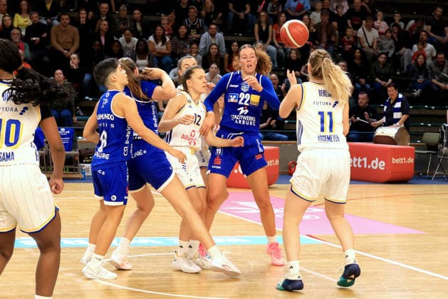 04.10.2026, Deutschland, GER, DEU, Basketball, DBBL,1.Bundesliga, 1.Tag, Saison 2026 2027, Berlin, ALBA Berlin vs Marburg Lena Gohlisch ( ALBA Berlin 12 ), Nina Rosemeyer ( ALBA Berlin 11 ) , Amelia Sophia Hassett ( BC Marburg 22 ), Ana Raimundo ( BC Marburg 6 ) nordphoto GmbH Engler Berlin Soemmeringhalle Berlin Deutschland Copyright: xNordphotox xEnglerx