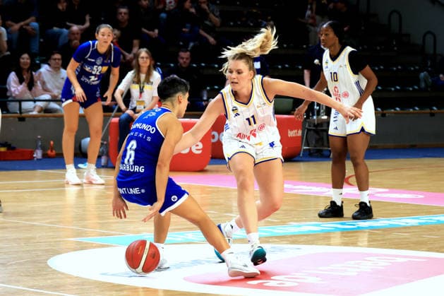 04.10.2026, Deutschland, GER, DEU, Basketball, DBBL,1.Bundesliga, 1.Tag, Saison 2026 2027, Berlin, ALBA Berlin vs Marburg Nina Rosemeyer ( ALBA Berlin 11 ) , Ana Raimundo ( BC Marburg 6 ) nordphoto GmbH Engler Berlin Soemmeringhalle Berlin Deutschland Copyright: xNordphotox xEnglerx