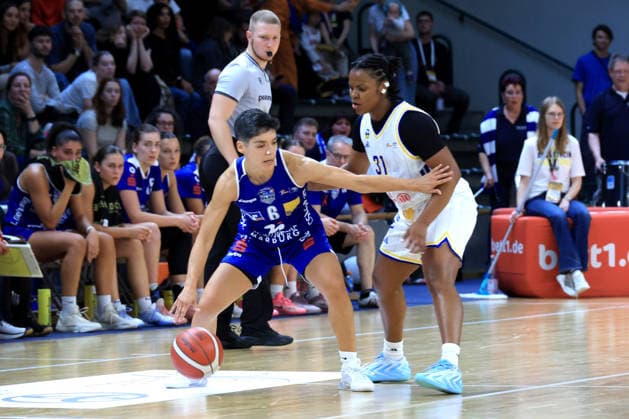 04.10.2026, Deutschland, GER, DEU, Basketball, DBBL,1.Bundesliga, 1.Tag, Saison 2026 2027, Berlin, ALBA Berlin vs Marburg Oceane Monpierre ( ALBA Berlin 31 ), Ana Raimundo ( BC Marburg 6 ) nordphoto GmbH Engler Berlin Soemmeringhalle Berlin Deutschland Copyright: xNordphotox xEnglerx