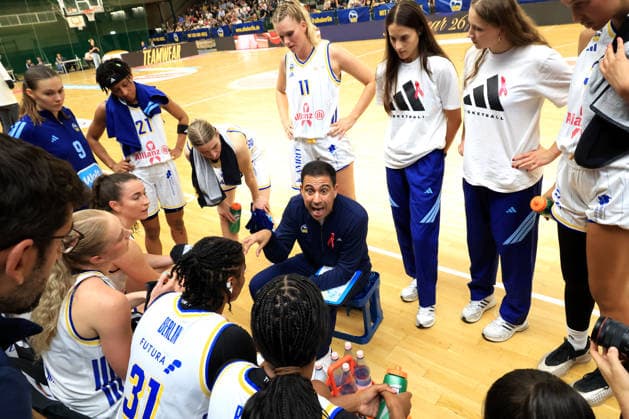 04.10.2026, Deutschland, GER, DEU, Basketball, DBBL,1.Bundesliga, 1.Tag, Saison 2026 2027, Berlin, ALBA Berlin vs Marburg Cheftrainer Cristo Cabrera ( ALBA Berlin ), ALBA-Spielerinnenkreis nordphoto GmbH Engler Berlin Soemmeringhalle Berlin Deutschland Copyright: xNordphotox xEnglerx