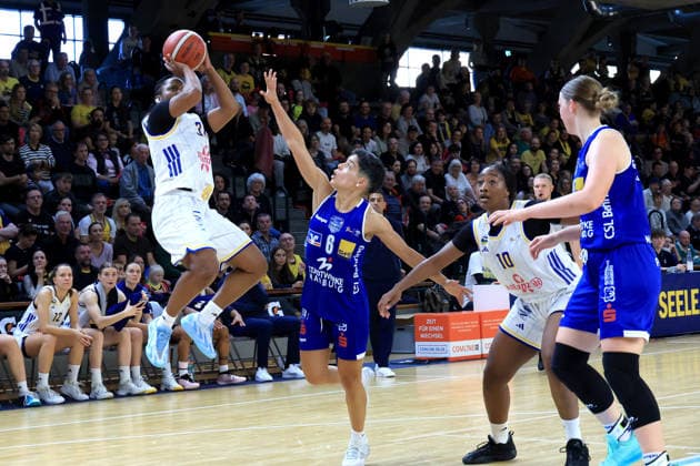 04.10.2026, Deutschland, GER, DEU, Basketball, DBBL,1.Bundesliga, 1.Tag, Saison 2026 2027, Berlin, ALBA Berlin vs Marburg Oceane Monpierre ( ALBA Berlin 31 ), Fanta Gassama ( ALBA Berlin 10 ), Ana Raimundo ( BC Marburg 6 ) nordphoto GmbH Engler Berlin Soemmeringhalle Berlin Deutschland Copyright: xNordphotox xEnglerx