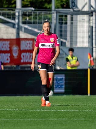 Freisteller: Janina Hechler (VfB Stuttgart, 16) am Ball, Ganzkoerper Einzelbild Archiv Freigestellt GER, Fussball, VfB Stuttgart vs. 1. FC Union Berlin, Google Pixel Frauen-Bundesliga, 6 Spieltag, Stuttgart, Saison 2026 2027, 04.10.2026 GER, Fussball, VfB Stuttgart vs. 1. FC Union Berlin, Google Pixel Frauen-Bundesliga, 6. Spieltag, Stuttgart, Saison 2026 2027, 04.10.2026 Stuttgart Copyright: xCarstenxSchweringx EP_CSG