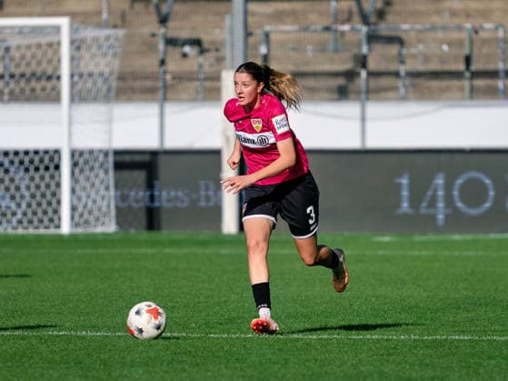 Lenelotte Mueller (VfB Stuttgart, 03) am Ball GER, Fussball, VfB Stuttgart vs. 1. FC Union Berlin, Google Pixel Frauen-Bundesliga, 6 Spieltag, Stuttgart, Saison 2026 2027, 04.10.2026 GER, Fussball, VfB Stuttgart vs. 1. FC Union Berlin, Google Pixel Frauen-Bundesliga, 6. Spieltag, Stuttgart, Saison 2026 2027, 04.10.2026 Stuttgart Copyright: xCarstenxSchweringx EP_CSG
