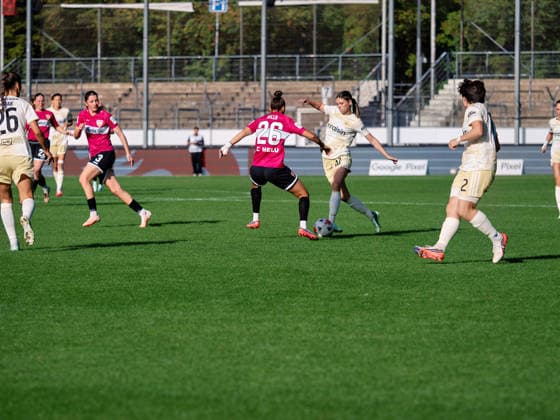 Zweikampf Eileen Michelle Campbell (1. FC Union Berlin, 10) behauptet den Ball vor Nicole Billa (VfB Stuttgart, 26), Ballbehauptung Abschirmen Ballkontrolle Koerpereinsatz Dynamik Offensivaktion GER, Fussball, VfB Stuttgart vs. 1. FC Union Berlin, Google Pixel Frauen-Bundesliga, 6 Spieltag, Stuttgart, Saison 2026 2027, 04.10.2026 GER, Fussball, VfB Stuttgart vs. 1. FC Union Berlin, Google Pixel Frauen-Bundesliga, 6. Spieltag, Stuttgart, Saison 2026 2027, 04.10.2026 Stuttgart Copyright: xCarstenxSchweringx EP_CSG