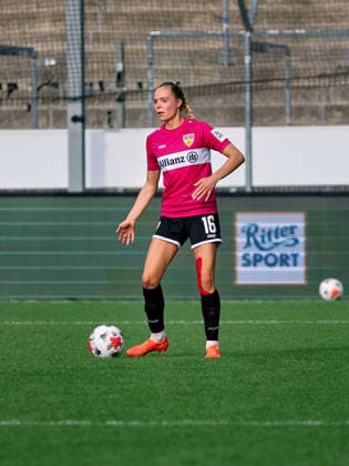 Freisteller: Janina Hechler (VfB Stuttgart, 16) am Ball, Ganzkoerper Einzelbild Archiv Freigestellt GER, Fussball, VfB Stuttgart vs. 1. FC Union Berlin, Google Pixel Frauen-Bundesliga, 6 Spieltag, Stuttgart, Saison 2026 2027, 04.10.2026 GER, Fussball, VfB Stuttgart vs. 1. FC Union Berlin, Google Pixel Frauen-Bundesliga, 6. Spieltag, Stuttgart, Saison 2026 2027, 04.10.2026 Stuttgart Copyright: xCarstenxSchweringx EP_CSG