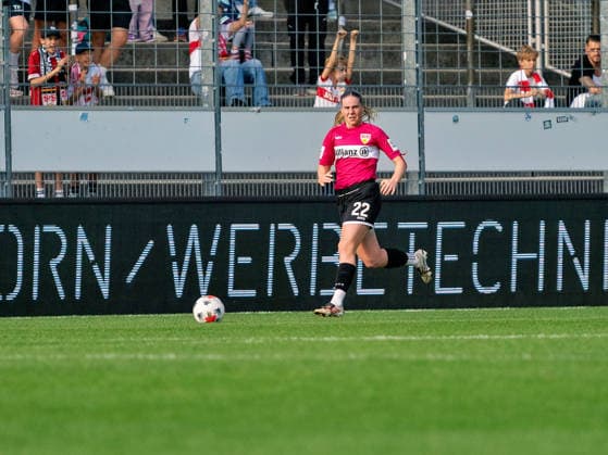 Freisteller: Adriana Achcinska (VfB Stuttgart, 22) am Ball, Ganzkoerper Einzelbild Archiv Freigestellt GER, Fussball, VfB Stuttgart vs. 1. FC Union Berlin, Google Pixel Frauen-Bundesliga, 6 Spieltag, Stuttgart, Saison 2026 2027, 04.10.2026 GER, Fussball, VfB Stuttgart vs. 1. FC Union Berlin, Google Pixel Frauen-Bundesliga, 6. Spieltag, Stuttgart, Saison 2026 2027, 04.10.2026 Stuttgart Copyright: xCarstenxSchweringx EP_CSG