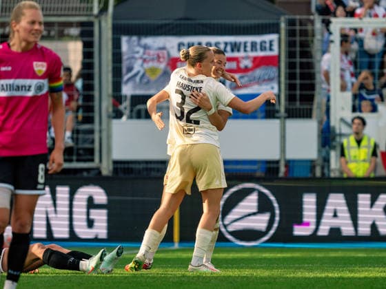 TOR zum 0:2 durch Lina Hausicke (1. FC Union Berlin, 32) Torjubel mit Nele Bauereisen (1. FC Union Berlin, 23), Jubel Freude Emotion Teamjubel Gestik Geste GER, Fussball, VfB Stuttgart vs. 1. FC Union Berlin, Google Pixel Frauen-Bundesliga, 6 Spieltag, Stuttgart, Saison 2026 2027, 04.10.2026 GER, Fussball, VfB Stuttgart vs. 1. FC Union Berlin, Google Pixel Frauen-Bundesliga, 6. Spieltag, Stuttgart, Saison 2026 2027, 04.10.2026 Stuttgart Copyright: xCarstenxSchweringx EP_CSG