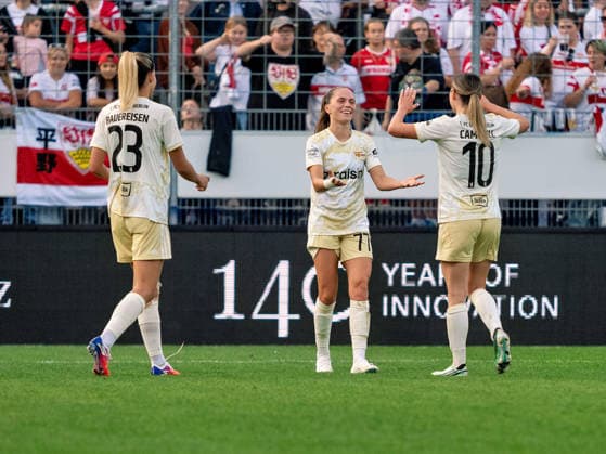 TOR zum 0:3 durch Jill Janssens (1. FC Union Berlin, 77) in der Mitte, Nele Bauereisen (1. FC Union Berlin, 23) links, Eileen Michelle Campbell (1. FC Union Berlin, 10) rechts GER, Fussball, VfB Stuttgart vs. 1. FC Union Berlin, Google Pixel Frauen-Bundesliga, 6 Spieltag, Stuttgart, Saison 2026 2027, 04.10.2026 GER, Fussball, VfB Stuttgart vs. 1. FC Union Berlin, Google Pixel Frauen-Bundesliga, 6. Spieltag, Stuttgart, Saison 2026 2027, 04.10.2026 Stuttgart Copyright: xCarstenxSchweringx EP_CSG