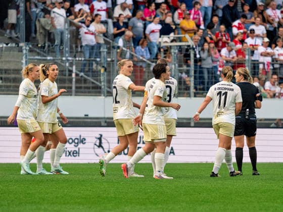 TOR zum 0:4 durch Lina Hausicke (1. FC Union Berlin, 32) mitte links Torjubel mit Mannschaft, Jubel Freude Emotion Teamjubel Gestik Geste GER, Fussball, VfB Stuttgart vs. 1. FC Union Berlin, Google Pixel Frauen-Bundesliga, 6 Spieltag, Stuttgart, Saison 2026 2027, 04.10.2026 GER, Fussball, VfB Stuttgart vs. 1. FC Union Berlin, Google Pixel Frauen-Bundesliga, 6. Spieltag, Stuttgart, Saison 2026 2027, 04.10.2026 Stuttgart Copyright: xCarstenxSchweringx EP_CSG
