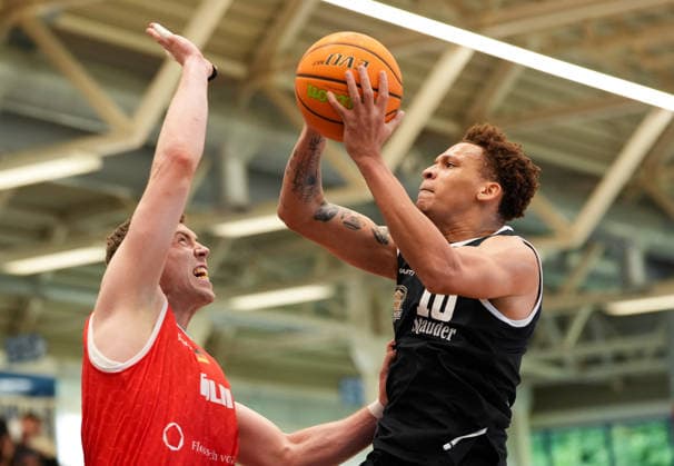 Isaiah Sanders (ETB Miners Essen, 10) gegen Bjoern Rohwer (RheinStars Koeln, 15). GER, ETB Miners Essen vs RheinStars Koeln, Barmer 2. Basketball Bundesliga, ProA, 3. Spieltag, Saison 2026-27, Sporthalle am Hallo, Essen, 04.10.2026 ETB Miners Essen vs RheinStars Koeln, ProA, 3. Spieltag, Saison 2026-27, 04.10.2026 Essen Copyright: xEibner-Pressefoto ScottxColemanx EP_SCN