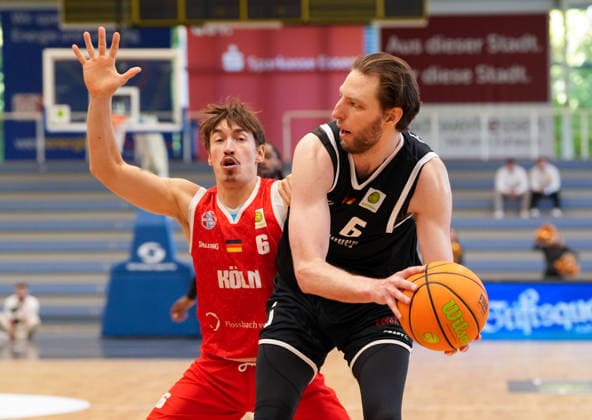 Craig Moller (ETB Miners Essen, 6) gegen Jasper Guenther (RheinStars Koeln, 6). GER, ETB Miners Essen vs RheinStars Koeln, Barmer 2. Basketball Bundesliga, ProA, 3. Spieltag, Saison 2026-27, Sporthalle am Hallo, Essen, 04.10.2026 ETB Miners Essen vs RheinStars Koeln, ProA, 3. Spieltag, Saison 2026-27, 04.10.2026 Essen Copyright: xEibner-Pressefoto ScottxColemanx EP_SCN