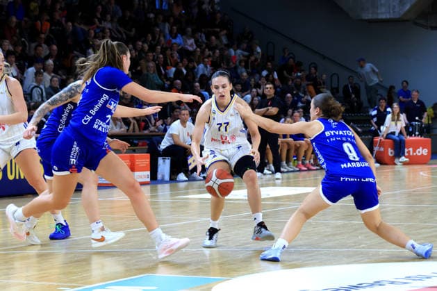 04.10.2026, Deutschland, GER, DEU, Basketball, DBBL,1.Bundesliga, 1.Tag, Saison 2026 2027, Berlin, ALBA Berlin vs Marburg Lena Gohlisch ( ALBA Berlin 12 ), Lillian Christine Meister ( BC Marburg 52 ), Marianna Byvatov ( BC Marburg 9 ) nordphoto GmbH Engler Berlin Soemmeringhalle Berlin Deutschland Copyright: xNordphotox xEnglerx