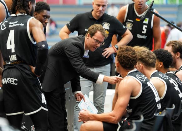 Lars Wendt (ETB Miners Essen, Cheftrainer) spricht waehrend einer Auszeit mit seinem Team. GER, ETB Miners Essen vs RheinStars Koeln, Barmer 2. Basketball Bundesliga, ProA, 3. Spieltag, Saison 2026-27, Sporthalle am Hallo, Essen, 04.10.2026 ETB Miners Essen vs RheinStars Koeln, ProA, 3. Spieltag, Saison 2026-27, 04.10.2026 Essen Copyright: xEibner-Pressefoto ScottxColemanx EP_SCN