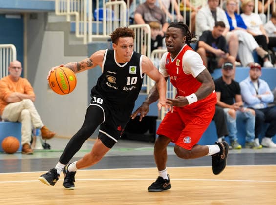 Isaiah Sanders (ETB Miners Essen, 10) im Zweikampf mit Antonio Williams (RheinStars Koeln, 1). GER, ETB Miners Essen vs RheinStars Koeln, Barmer 2. Basketball Bundesliga, ProA, 3. Spieltag, Saison 2026-27, Sporthalle am Hallo, Essen, 04.10.2026 ETB Miners Essen vs RheinStars Koeln, ProA, 3. Spieltag, Saison 2026-27, 04.10.2026 Essen Copyright: xEibner-Pressefoto ScottxColemanx EP_SCN