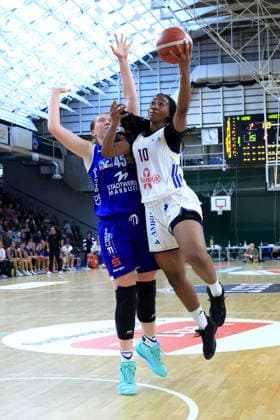 04.10.2026, Deutschland, GER, DEU, Basketball, DBBL,1.Bundesliga, 1.Tag, Saison 2026 2027, Berlin, ALBA Berlin vs Marburg Fanta Gassama ( ALBA Berlin 10 ), Allyson Christensen ( BC Marburg 45 ) nordphoto GmbH Engler Berlin Soemmeringhalle Berlin Deutschland Copyright: xNordphotox xEnglerx