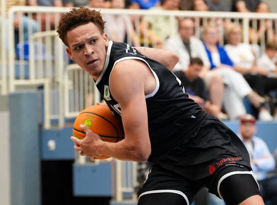 Isaiah Sanders (ETB Miners Essen, 10) gegen Antonio Williams (RheinStars Koeln, 1). GER, ETB Miners Essen vs RheinStars Koeln, Barmer 2. Basketball Bundesliga, ProA, 3. Spieltag, Saison 2026-27, Sporthalle am Hallo, Essen, 04.10.2026 ETB Miners Essen vs RheinStars Koeln, ProA, 3. Spieltag, Saison 2026-27, 04.10.2026 Essen Copyright: xEibner-Pressefoto ScottxColemanx EP_SCN