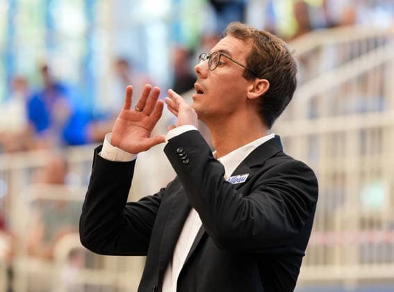 Lars Wendt (ETB Miners Essen, Cheftrainer) gestikuliert. GER, ETB Miners Essen vs RheinStars Koeln, Barmer 2. Basketball Bundesliga, ProA, 3. Spieltag, Saison 2026-27, Sporthalle am Hallo, Essen, 04.10.2026 ETB Miners Essen vs RheinStars Koeln, ProA, 3. Spieltag, Saison 2026-27, 04.10.2026 Essen Copyright: xEibner-Pressefoto ScottxColemanx EP_SCN