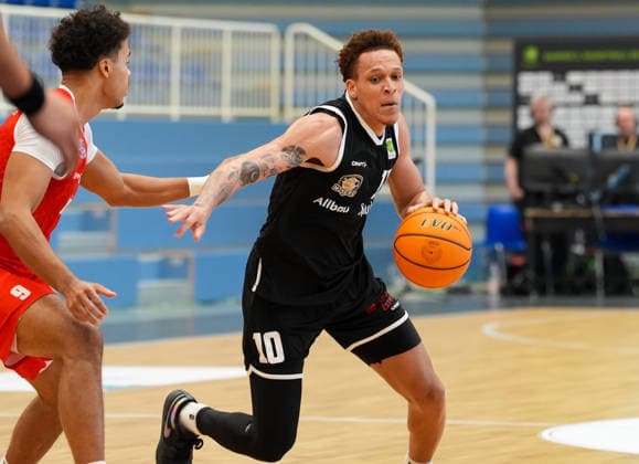 Isaiah Sanders (ETB Miners Essen, 10) am Ball. GER, ETB Miners Essen vs RheinStars Koeln, Barmer 2. Basketball Bundesliga, ProA, 3. Spieltag, Saison 2026-27, Sporthalle am Hallo, Essen, 04.10.2026 ETB Miners Essen vs RheinStars Koeln, ProA, 3. Spieltag, Saison 2026-27, 04.10.2026 Essen Copyright: xEibner-Pressefoto ScottxColemanx EP_SCN