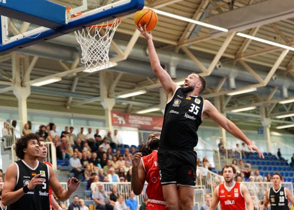 JJ Mann (ETB Miners Essen, 35) zieht zum Korb und schliesst ab. GER, ETB Miners Essen vs RheinStars Koeln, Barmer 2. Basketball Bundesliga, ProA, 3. Spieltag, Saison 2026-27, Sporthalle am Hallo, Essen, 04.10.2026 ETB Miners Essen vs RheinStars Koeln, ProA, 3. Spieltag, Saison 2026-27, 04.10.2026 Essen Copyright: xEibner-Pressefoto ScottxColemanx EP_SCN