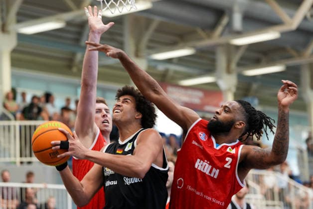 Benjamin Uzoma (ETB Miners Essen, 5) kaempft unter dem Korb gegen Kris Monroe (RheinStars Koeln, 2). GER, ETB Miners Essen vs RheinStars Koeln, Barmer 2. Basketball Bundesliga, ProA, 3. Spieltag, Saison 2026-27, Sporthalle am Hallo, Essen, 04.10.2026 ETB Miners Essen vs RheinStars Koeln, ProA, 3. Spieltag, Saison 2026-27, 04.10.2026 Essen Copyright: xEibner-Pressefoto ScottxColemanx EP_SCN