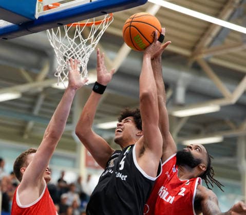 Benjamin Uzoma (ETB Miners Essen, 5) kaempft unter dem Korb gegen Kris Monroe (RheinStars Koeln, 2). GER, ETB Miners Essen vs RheinStars Koeln, Barmer 2. Basketball Bundesliga, ProA, 3. Spieltag, Saison 2026-27, Sporthalle am Hallo, Essen, 04.10.2026 ETB Miners Essen vs RheinStars Koeln, ProA, 3. Spieltag, Saison 2026-27, 04.10.2026 Essen Copyright: xEibner-Pressefoto ScottxColemanx EP_SCN