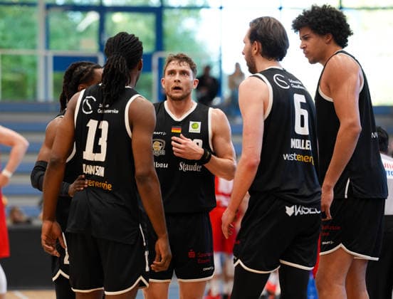 Marc Friederici (ETB Miners Essen, 30) und seine Mitspieler waehrend einer Auszeit. GER, ETB Miners Essen vs RheinStars Koeln, Barmer 2. Basketball Bundesliga, ProA, 3. Spieltag, Saison 2026-27, Sporthalle am Hallo, Essen, 04.10.2026 ETB Miners Essen vs RheinStars Koeln, ProA, 3. Spieltag, Saison 2026-27, 04.10.2026 Essen Copyright: xEibner-Pressefoto ScottxColemanx EP_SCN