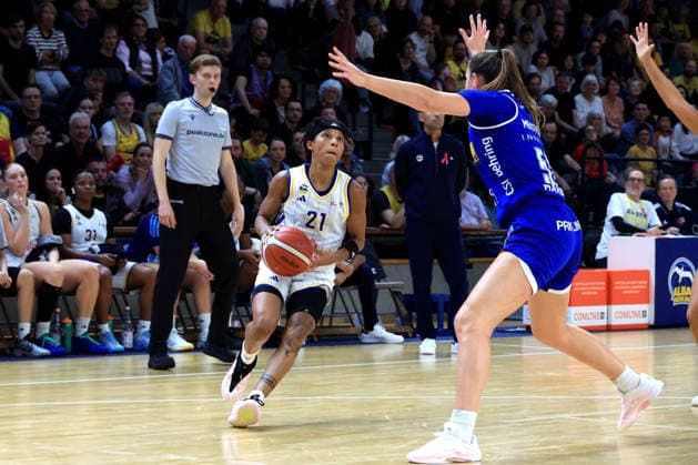 04.10.2026, Deutschland, GER, DEU, Basketball, DBBL,1.Bundesliga, 1.Tag, Saison 2026 2027, Berlin, ALBA Berlin vs Marburg Deeshyra Thomas ( ALBA Berlin 21 ), Lillian Christine Meister ( BC Marburg 52 ) nordphoto GmbH Engler Berlin Soemmeringhalle Berlin Deutschland Copyright: xNordphotox xEnglerx