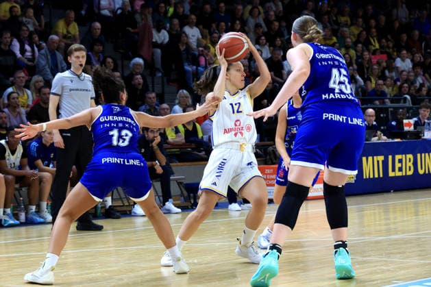 04.10.2026, Deutschland, GER, DEU, Basketball, DBBL,1.Bundesliga, 1.Tag, Saison 2026 2027, Berlin, ALBA Berlin vs Marburg Lena Gohlisch ( ALBA Berlin 12 ), Sara Guerreiro ( BC Marburg 13 ), Allyson Christensen ( BC Marburg 45 ) nordphoto GmbH Engler Berlin Soemmeringhalle Berlin Deutschland Copyright: xNordphotox xEnglerx