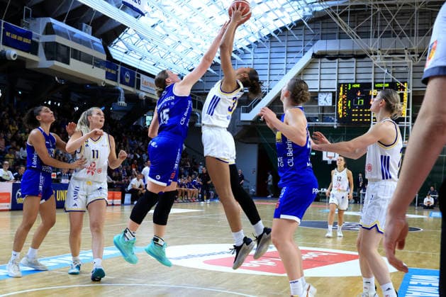 04.10.2026, Deutschland, GER, DEU, Basketball, DBBL,1.Bundesliga, 1.Tag, Saison 2026 2027, Berlin, ALBA Berlin vs Marburg Lauren Ware ( ALBA Berlin 32 ), Allyson Christensen ( BC Marburg 45 ) nordphoto GmbH Engler Berlin Soemmeringhalle Berlin Deutschland Copyright: xNordphotox xEnglerx