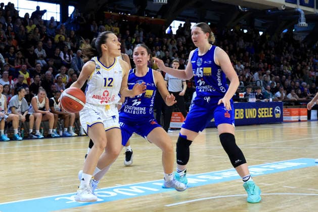04.10.2026, Deutschland, GER, DEU, Basketball, DBBL,1.Bundesliga, 1.Tag, Saison 2026 2027, Berlin, ALBA Berlin vs Marburg Lena Gohlisch ( ALBA Berlin 12 ), Sara Guerreiro ( BC Marburg 13 ), Allyson Christensen ( BC Marburg 45 ) nordphoto GmbH Engler Berlin Soemmeringhalle Berlin Deutschland Copyright: xNordphotox xEnglerx