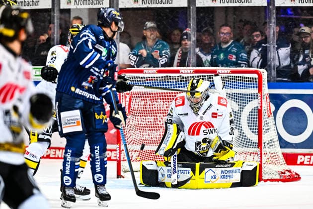 Juha Jatkola (Krefeld Pinguine, 32) Cole Maier (Iserlohn Roosters, 14), GER, Iserlohn Roosters vs. Krefeld Pinguine, Eishockey, Penny-DEL, 06. Spieltag, Spielzeit 2026 2027, 04.10.2026, GER, Iserlohn Roosters vs. Krefeld Pinguine, Eishockey, Penny-DEL, 06. Spieltag, Spielzeit 2026 2027, 04.10.2026 Iserlohn Copyright: xJonasxBrockmann Eibner-Pressefotox EP_JBN