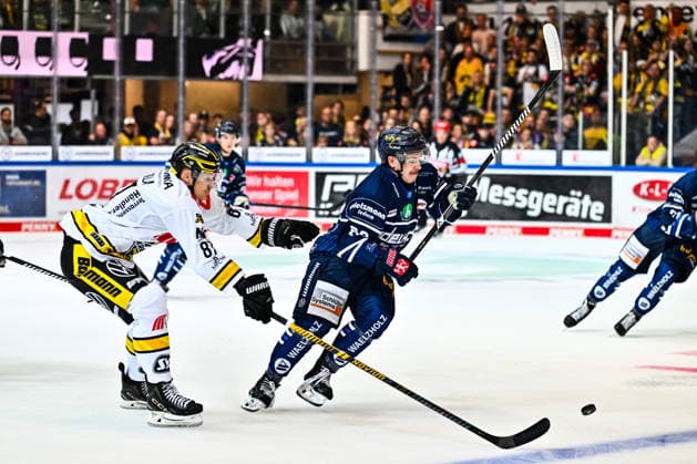 Kevin Bicker (Iserlohn Roosters, 83) Philip Gogulla (Krefeld Pinguine, 87), GER, Iserlohn Roosters vs. Krefeld Pinguine, Eishockey, Penny-DEL, 06. Spieltag, Spielzeit 2026 2027, 04.10.2026, GER, Iserlohn Roosters vs. Krefeld Pinguine, Eishockey, Penny-DEL, 06. Spieltag, Spielzeit 2026 2027, 04.10.2026 Iserlohn Copyright: xJonasxBrockmann Eibner-Pressefotox EP_JBN
