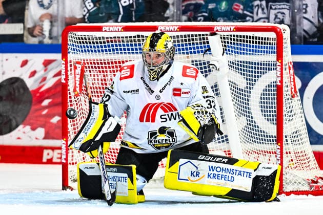 Juha Jatkola (Krefeld Pinguine, 32) haelt den Puck, GER, Iserlohn Roosters vs. Krefeld Pinguine, Eishockey, Penny-DEL, 06. Spieltag, Spielzeit 2026 2027, 04.10.2026, GER, Iserlohn Roosters vs. Krefeld Pinguine, Eishockey, Penny-DEL, 06. Spieltag, Spielzeit 2026 2027, 04.10.2026 Iserlohn Copyright: xJonasxBrockmann Eibner-Pressefotox EP_JBN
