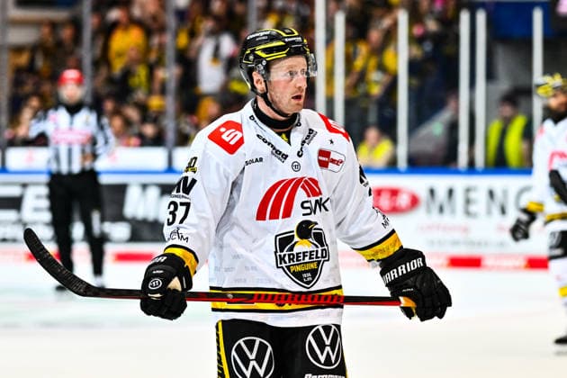 Max Newton (Krefeld Pinguine, 37), GER, Iserlohn Roosters vs. Krefeld Pinguine, Eishockey, Penny-DEL, 06. Spieltag, Spielzeit 2026 2027, 04.10.2026, GER, Iserlohn Roosters vs. Krefeld Pinguine, Eishockey, Penny-DEL, 06. Spieltag, Spielzeit 2026 2027, 04.10.2026 Iserlohn Copyright: xJonasxBrockmann Eibner-Pressefotox EP_JBN