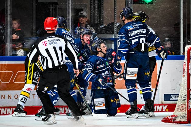 Lua Niehus (Iserlohn Roosters, 18) Julian Napravnik (Iserlohn Roosters, 75) Peter Spornberger (Iserlohn Roosters, 50) Phil Varone (Krefeld Pinguine, 58), GER, Iserlohn Roosters vs. Krefeld Pinguine, Eishockey, Penny-DEL, 06. Spieltag, Spielzeit 2026 2027, 04.10.2026, GER, Iserlohn Roosters vs. Krefeld Pinguine, Eishockey, Penny-DEL, 06. Spieltag, Spielzeit 2026 2027, 04.10.2026 Iserlohn Copyright: xJonasxBrockmann Eibner-Pressefotox EP_JBN