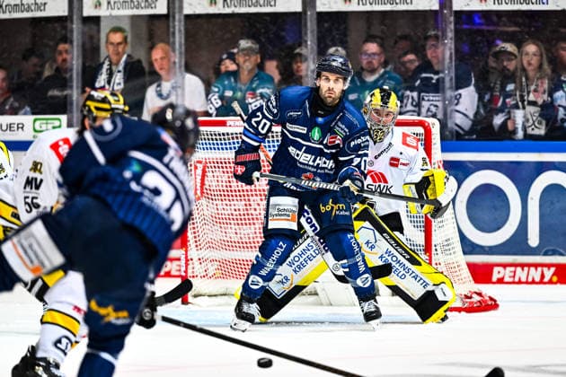 Justin Scott (Iserlohn Roosters, 20) Juha Jatkola (Krefeld Pinguine, 32), GER, Iserlohn Roosters vs. Krefeld Pinguine, Eishockey, Penny-DEL, 06. Spieltag, Spielzeit 2026 2027, 04.10.2026, GER, Iserlohn Roosters vs. Krefeld Pinguine, Eishockey, Penny-DEL, 06. Spieltag, Spielzeit 2026 2027, 04.10.2026 Iserlohn Copyright: xJonasxBrockmann Eibner-Pressefotox EP_JBN