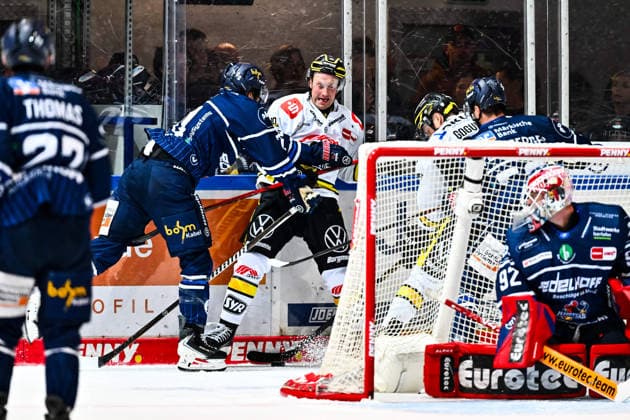 Justin Scott (Iserlohn Roosters, 20) checkt Max Newton (Krefeld Pinguine, 37), GER, Iserlohn Roosters vs. Krefeld Pinguine, Eishockey, Penny-DEL, 06. Spieltag, Spielzeit 2026 2027, 04.10.2026, GER, Iserlohn Roosters vs. Krefeld Pinguine, Eishockey, Penny-DEL, 06. Spieltag, Spielzeit 2026 2027, 04.10.2026 Iserlohn Copyright: xJonasxBrockmann Eibner-Pressefotox EP_JBN