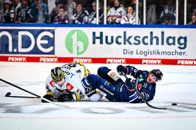 Julian Napravnik (Iserlohn Roosters, 75) Mathew Santos (Krefeld Pinguine, 95), GER, Iserlohn Roosters vs. Krefeld Pinguine, Eishockey, Penny-DEL, 06. Spieltag, Spielzeit 2026 2027, 04.10.2026, GER, Iserlohn Roosters vs. Krefeld Pinguine, Eishockey, Penny-DEL, 06. Spieltag, Spielzeit 2026 2027, 04.10.2026 Iserlohn Copyright: xJonasxBrockmann Eibner-Pressefotox EP_JBN