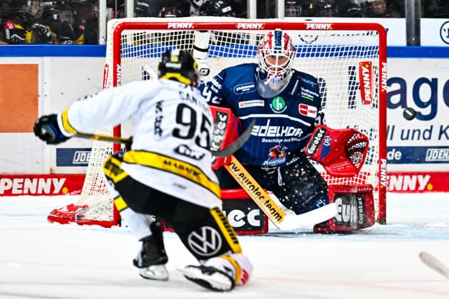 Mathew Santos (Krefeld Pinguine, 95) Andreas Andy Jenike (Iserlohn Roosters, 92), GER, Iserlohn Roosters vs. Krefeld Pinguine, Eishockey, Penny-DEL, 06. Spieltag, Spielzeit 2026 2027, 04.10.2026, GER, Iserlohn Roosters vs. Krefeld Pinguine, Eishockey, Penny-DEL, 06. Spieltag, Spielzeit 2026 2027, 04.10.2026 Iserlohn Copyright: xJonasxBrockmann Eibner-Pressefotox EP_JBN