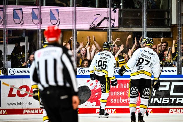 Torjubel, Jubel, Freude Mathew Santos (Krefeld Pinguine, 95), GER, Iserlohn Roosters vs. Krefeld Pinguine, Eishockey, Penny-DEL, 06. Spieltag, Spielzeit 2026 2027, 04.10.2026, GER, Iserlohn Roosters vs. Krefeld Pinguine, Eishockey, Penny-DEL, 06. Spieltag, Spielzeit 2026 2027, 04.10.2026 Iserlohn Copyright: xJonasxBrockmann Eibner-Pressefotox EP_JBN