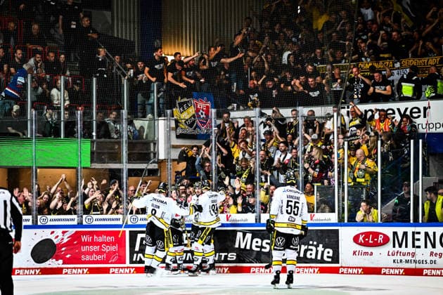 Torjubel, Jubel, Freude Mathew Santos (Krefeld Pinguine, 95) Max Gildon (Krefeld Pinguine, 8) Davis Vandane (Krefeld Pinguine, 55) Marcel Mueller (Krefeld Pinguine, 9), GER, Iserlohn Roosters vs. Krefeld Pinguine, Eishockey, Penny-DEL, 06. Spieltag, Spielzeit 2026 2027, 04.10.2026, GER, Iserlohn Roosters vs. Krefeld Pinguine, Eishockey, Penny-DEL, 06. Spieltag, Spielzeit 2026 2027, 04.10.2026 Iserlohn Copyright: xJonasxBrockmann Eibner-Pressefotox EP_JBN