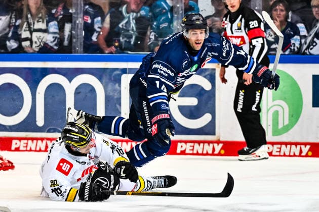 Tanner Kero (Krefeld Pinguine, 16) Cole Maier (Iserlohn Roosters, 14), GER, Iserlohn Roosters vs. Krefeld Pinguine, Eishockey, Penny-DEL, 06. Spieltag, Spielzeit 2026 2027, 04.10.2026, GER, Iserlohn Roosters vs. Krefeld Pinguine, Eishockey, Penny-DEL, 06. Spieltag, Spielzeit 2026 2027, 04.10.2026 Iserlohn Copyright: xJonasxBrockmann Eibner-Pressefotox EP_JBN
