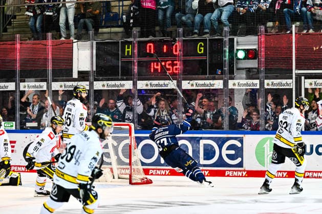 Torjubel, Jubel, Freude bei Emil Johansson (Iserlohn Roosters, 57), GER, Iserlohn Roosters vs. Krefeld Pinguine, Eishockey, Penny-DEL, 06. Spieltag, Spielzeit 2026 2027, 04.10.2026, GER, Iserlohn Roosters vs. Krefeld Pinguine, Eishockey, Penny-DEL, 06. Spieltag, Spielzeit 2026 2027, 04.10.2026 Iserlohn Copyright: xJonasxBrockmann Eibner-Pressefotox EP_JBN