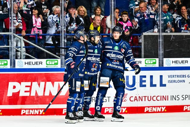 Torjubel, Jubel, Freude bei Torschütze Peter Quennville (Iserlohn Roosters, 89) Maximilian Eisenmenger (Iserlohn Roosters, 41) Julian Napravnik (Iserlohn Roosters, 75), GER, Iserlohn Roosters vs. Krefeld Pinguine, Eishockey, Penny-DEL, 06. Spieltag, Spielzeit 2026 2027, 04.10.2026, GER, Iserlohn Roosters vs. Krefeld Pinguine, Eishockey, Penny-DEL, 06. Spieltag, Spielzeit 2026 2027, 04.10.2026 Iserlohn Copyright: xJonasxBrockmann Eibner-Pressefotox EP_JBN