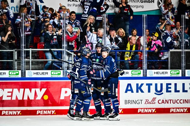 Torjubel, Jubel, Freude bei Torschütze Peter Quennville (Iserlohn Roosters, 89) Maximilian Eisenmenger (Iserlohn Roosters, 41) Julian Napravnik (Iserlohn Roosters, 75) Peter Spornberger (Iserlohn Roosters, 50), GER, Iserlohn Roosters vs. Krefeld Pinguine, Eishockey, Penny-DEL, 06. Spieltag, Spielzeit 2026 2027, 04.10.2026, GER, Iserlohn Roosters vs. Krefeld Pinguine, Eishockey, Penny-DEL, 06. Spieltag, Spielzeit 2026 2027, 04.10.2026 Iserlohn Copyright: xJonasxBrockmann Eibner-Pressefotox EP_JBN